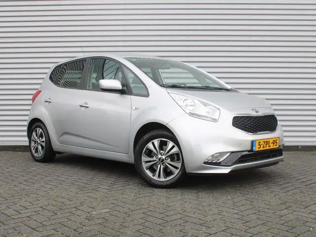 Kia Venga 1.4 CVVT First Edition | 16" LM | Trekhaak | Navi | Airco | Cruise | Camera | PDC | All se...