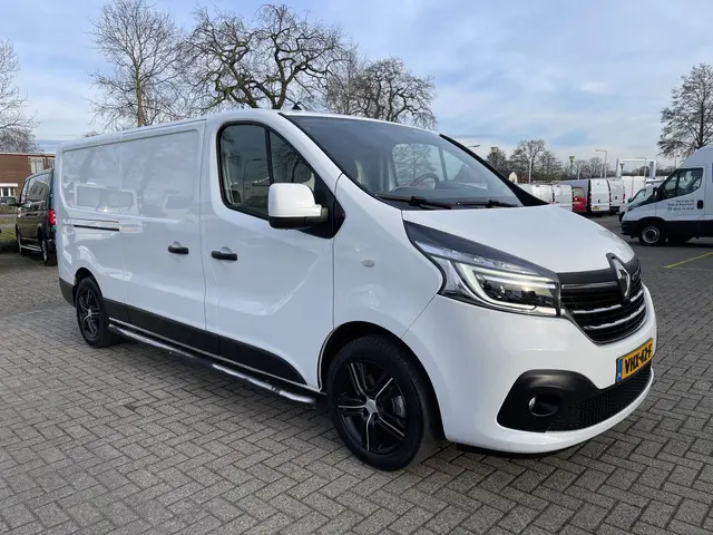 Renault Trafic 2.0 dCi 120pk T29 L2H1 Comfort / vaste prijs rijklaar € 19.950 ex btw / lease vanaf € 375 / 17 inch velgen / trekhaak / airco / cruise / camera / navi / euro 6 diesel