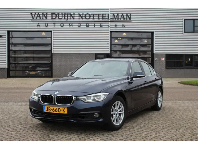 BMW 3-serie 318i Essential / Leer / Navigatie / Automaat / N.A.P.