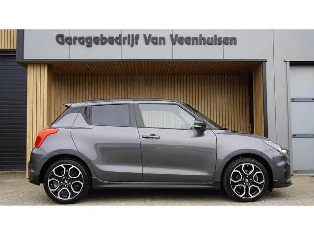 Suzuki Swift 1.4 130pk Sport Smart Hybrid 5Drs Navi Keyless LED 17inch LM A-Camera Stoelverwarming 7...