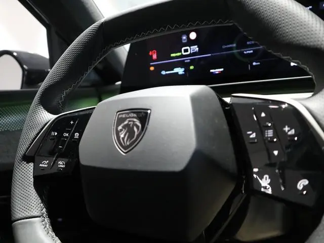 Peugeot e-5008