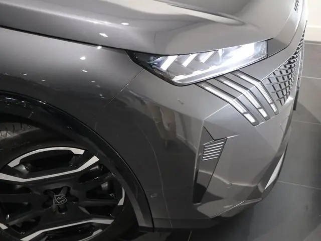 Peugeot e-5008