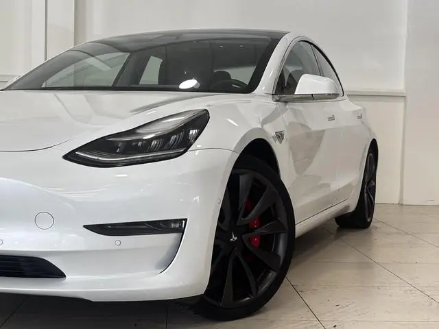 Tesla Model 3 Performance AWD 75 kWh | 89% SOH | Accu Refurbished | Lichtmetalen velgen | Autopilot