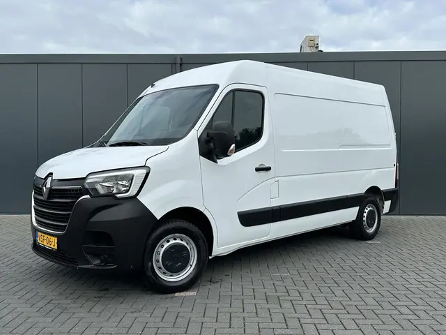 Renault Master T35 2.3 dCi 136 PK / L2H2 / 1e EIG. / 43.914 KM / TREKHAAK / AIRCO / NAVI / 2.500 KG...