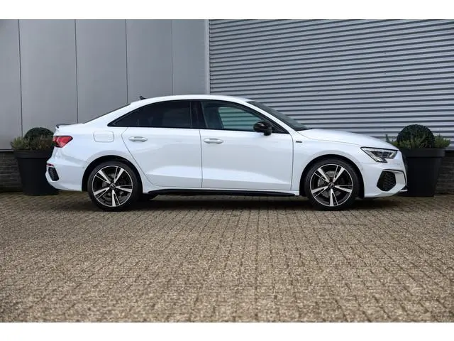 Audi A3 Limousine 35 TFSI 3x S-Line 150PK Trekhaak|ACC|Matrix|Dynamisch