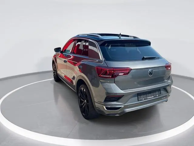 Volkswagen T-Roc 1.5 TSI 150pk DSG R-line · Panoramadak · Camera · Beats Audio · Afneembare Trekhaak...