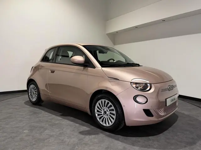 Fiat 500 3+1 42 kWh | Apple CarPlay - Android Auto | Stoelen verwarmd | Dodehoek detectie