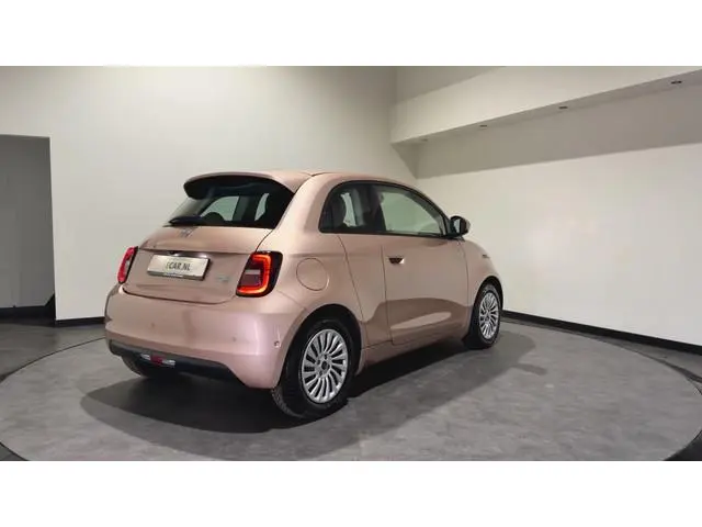 Fiat 500 3+1 42 kWh | Apple CarPlay - Android Auto | Stoelen verwarmd | Dodehoek detectie