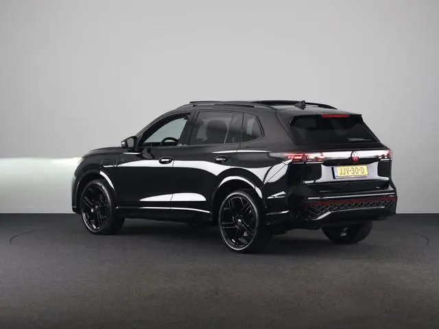 Volkswagen Tiguan 1.5 eHybrid R-Line Edition 272 pk Automaat (DSG) | Verlengde garantie | Navigatie...