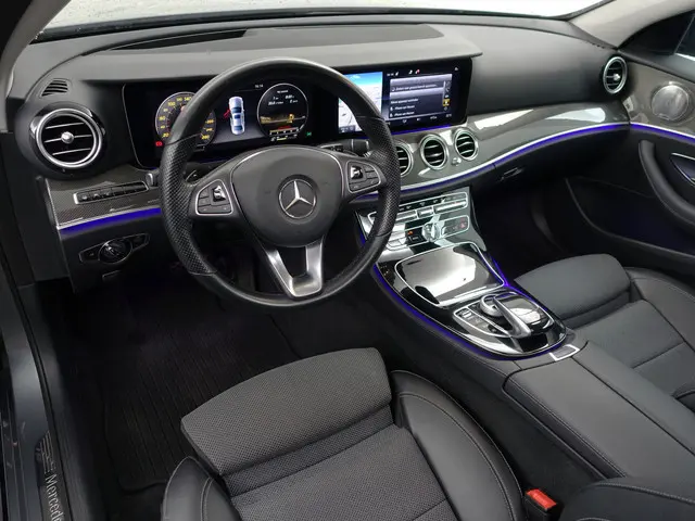 Mercedes-Benz E-klasse 200 AMG Night Edition Aut- Panoramadak, 360 Camera, Sfeerverlichting, Burmest...
