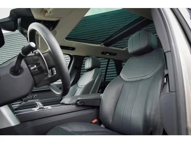 Land Rover Range Rover 3.0 P460e HSE PHEV / Batumi Gold / Towing Pack / Pano / NL Auto / 4Wiel sturi...