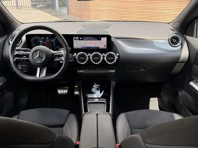 Mercedes-Benz GLA-klasse 250 e Business Solution AMG Sfeerverlichting / Navi / Led / Adapt Cruise /...