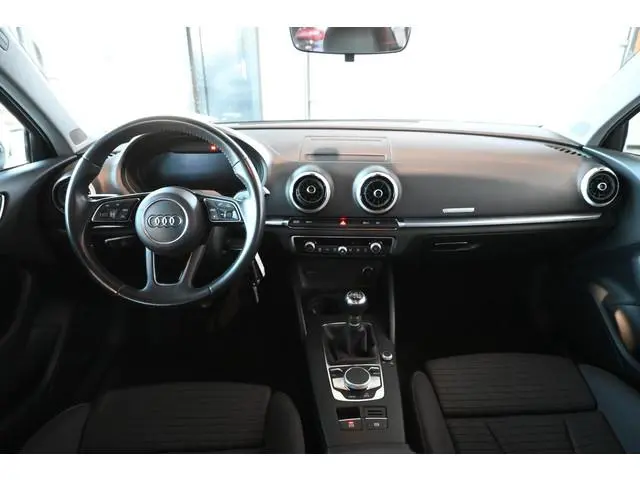 Audi A3 Limousine 35 TFSI CoD Advance Clima Navigatie Virtual Trekhaak Rijklaarprijs Inruil Mogelijk...