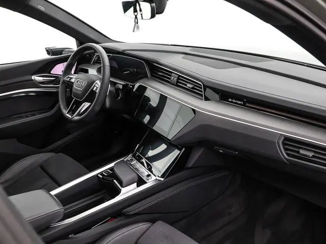 Audi Q8 Sportback e-tron 55 quattro S Edition 408pk / 115 kWh · SOH 93,2% · Panoramadak · Luchtverin...