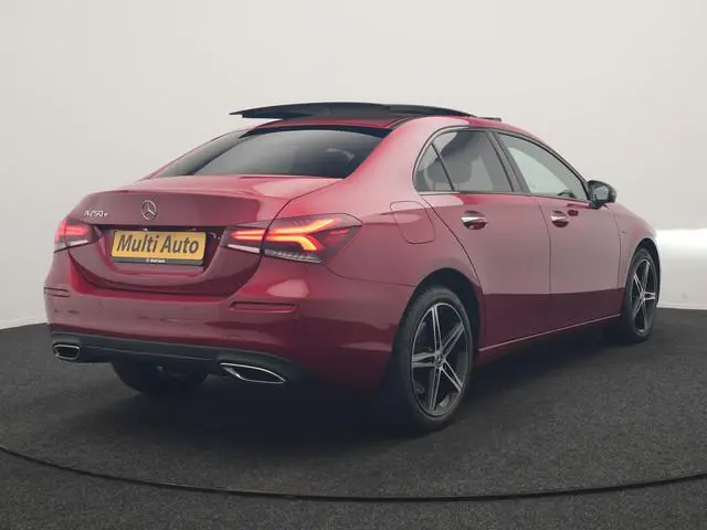 Mercedes-Benz A-klasse 250 e Premium PHEV 218pk Dealer O.H | Trekhaak Af Fabriek | Panodak | Adaptiv...