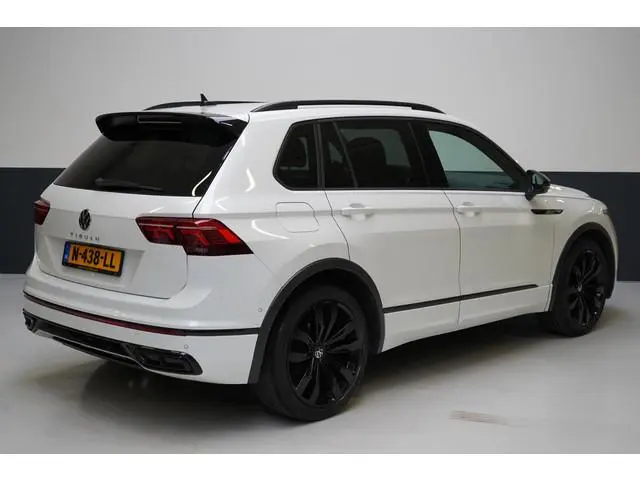 Volkswagen Tiguan 1.5 TSI 150pk R-Line | Carplay | Sfeerverlichting | Blind-Spot | Zwart optiek | Ad...