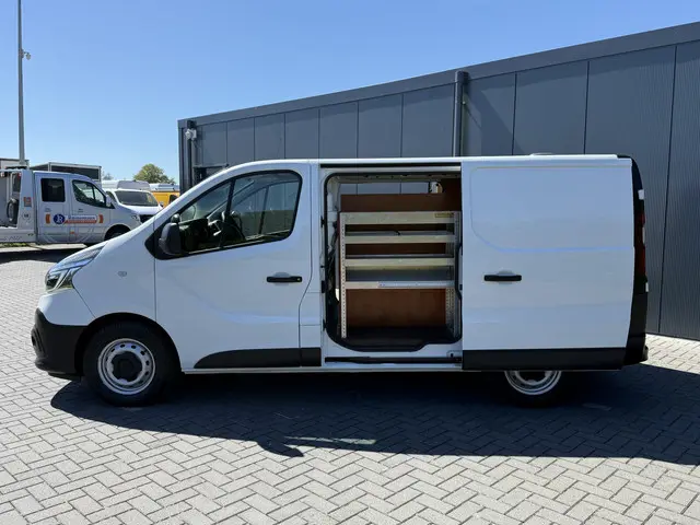 Renault Trafic 2.0 dCi 146 PK / AUTOMAAT / L1H1 / 1e EIG. / 2x SCHUIFDEUR / INRICHTING / CAMERA / 3-...