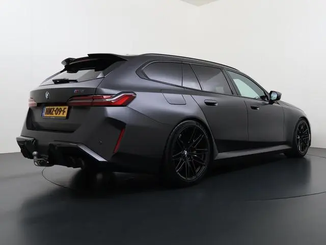BMW 5-serie Touring M5 NL Auto | BTW | Keramische remmen | Akrapovic | BMW onderhoudscontract | Pano...