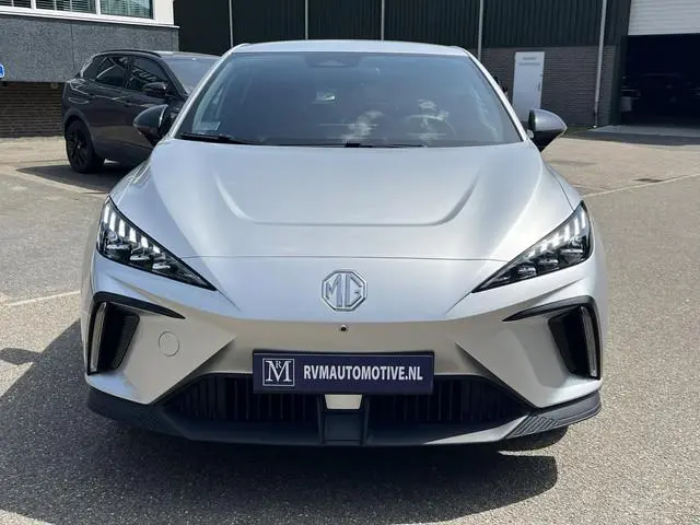 MG MG4 Electric Luxury 64 kWh VAN: 24.900,- VOOR: 22.877,- UW WKVOORDEEL: 2.023,- | 360 CAMERA| 7 JA...