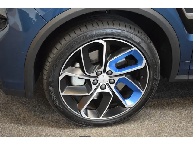Lynk & Co 01 1.5 261pk AUT7 PHEV 72km Elec. Pano/ Adapt./ 360 Camera/ Dig. Dashboard/ Stoelverw.