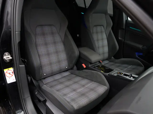 Volkswagen Golf 1.4 eHybrid GTE Performance- Xenon Led Matrix, Stuur/Stoelverwarming, Sfeerverlichti...