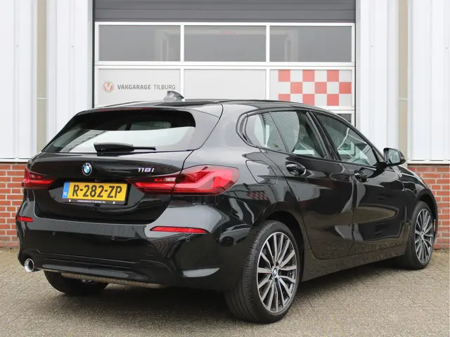 BMW 1-serie 118i Business+ Sport Automaat /Navigatie/Camera/Leder/Stoelverwarming/PDC/18'LM/LED/Lane...