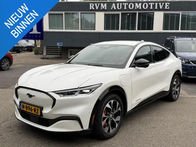 Ford Mustang Mach-E AWD 75 kWh VAN: 30.900,- VOOR: 27.877,- UW HERFSTVOORDEEL: 3.023,- SOH 93% ORIGI...