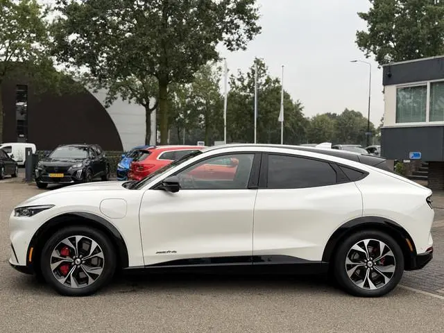 Ford Mustang Mach-E AWD 75 kWh VAN: 30.900,- VOOR: 27.877,- UW HERFSTVOORDEEL: 3.023,- SOH 93% ORIGI...