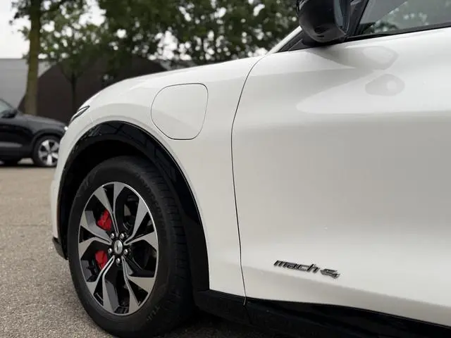 Ford Mustang Mach-E AWD 75 kWh VAN: 30.900,- VOOR: 27.877,- UW HERFSTVOORDEEL: 3.023,- SOH 93% ORIGI...