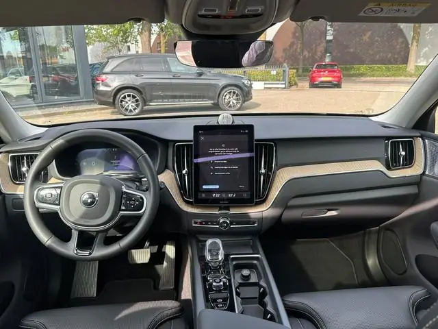 Volvo XC60 2.0 T8 AWD Plug-in hybrid Ultra Dark VAN: 62.900,- VOOR: 59.877,- UW HERFSTVOORDEEL: 3.02...