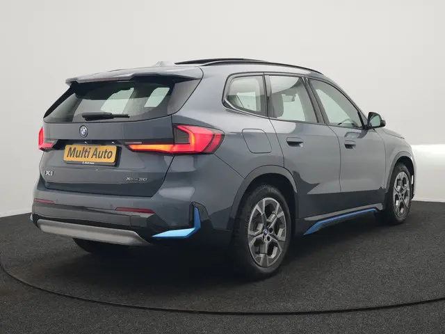 BMW iX1 xDrive30 Launch Edition 313pk Dealer O.H 96.5% SOH | Panodak | Adaptive Cruise | 360 Camera...