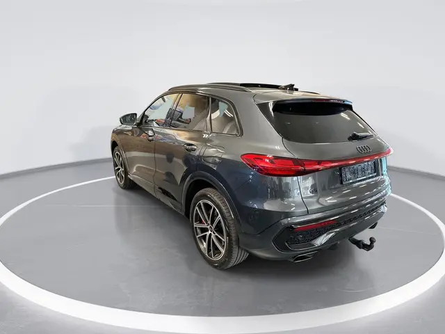 Audi Q5 2.0 TFSI 367pk S-tronic e-hybrid Quattro S edition · Panoramadak · Wegklapbare Trekhaak · 36...