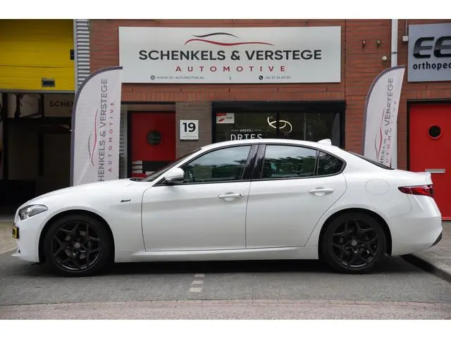 Alfa Romeo Giulia 2.2 Sprint / BTW / Trekhaak / 18'Inch / Adaptieve Cruise / Carplay / Camera /