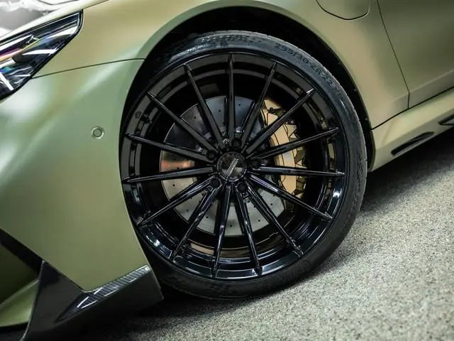 BMW 5-serie Touring M5 Unieke kleur, Vossen 23/22 inch,Akrapovic, Carbon pack rondom
