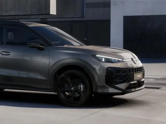Volkswagen T-Roc R-Line Edition 1.5 Hybrid 170 PK 7 versn. DSG · High-end geluidsysteem Harman Kardo...
