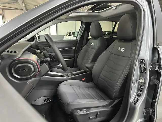 Jeep Avenger 1.2 e-Hybrid Summit | Leder & Winter pack | Elek. Panodak | Infortainment-pack