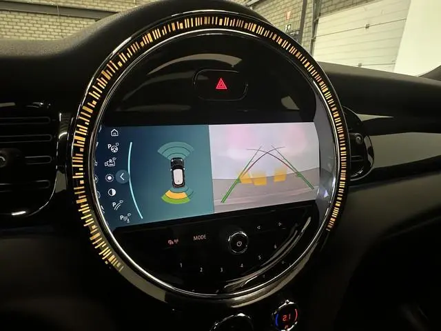 MINI Cooper 1.5 Yours 5-DRS DCT-7 Aut. 136pk Panoramadak Sportstoelen Navi Carplay PDC Achter+Camera...