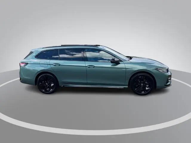 Volkswagen Passat Variant 1.5eHybrid 200kW/272PK R-Line DSG · Panoramadak · Leder · Trekhaak · 360°C...