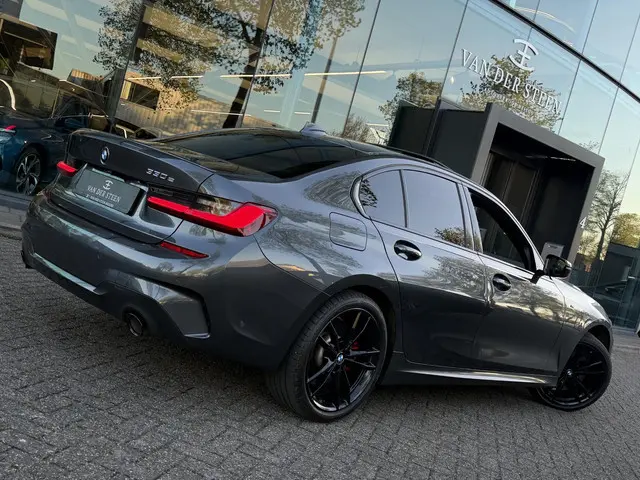 BMW 3-serie 330e High Executive M Sport | Pano | Individual Leder | Head-Up