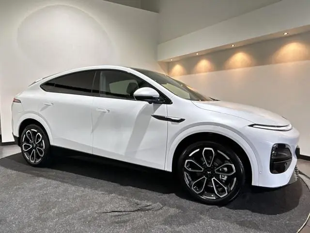 XPENG G6 RWD Standard Range 68.5 kWh Premium interieur met elektr. stoelen en nappa leer