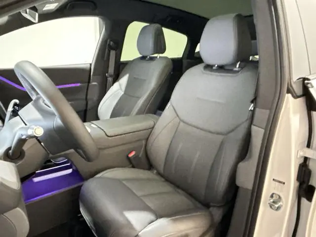 XPENG G6 RWD Standard Range 68.5 kWh Premium interieur met elektr. stoelen en nappa leer