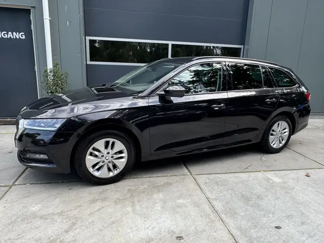 ŠKODA Octavia Combi 1.0 TSI 110pk H6 Business Edition Climate Control Navigatie Elektr Achterklep