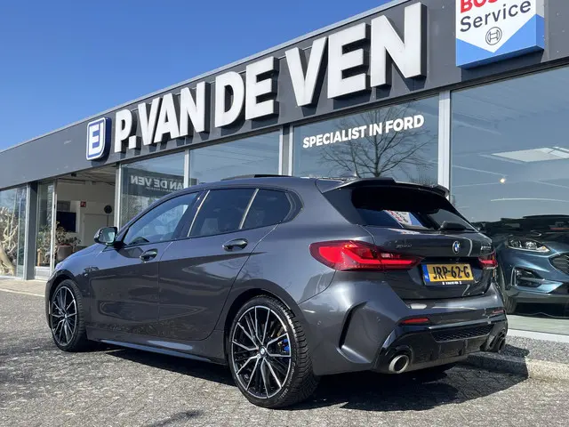 BMW 1-serie M135i xDrive High Executive M Sport 306pk Automaat | Panodak | Elektr. achterklep | Park...