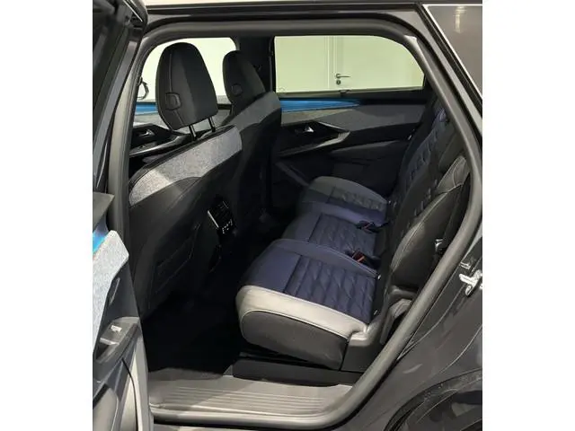 Peugeot e-5008