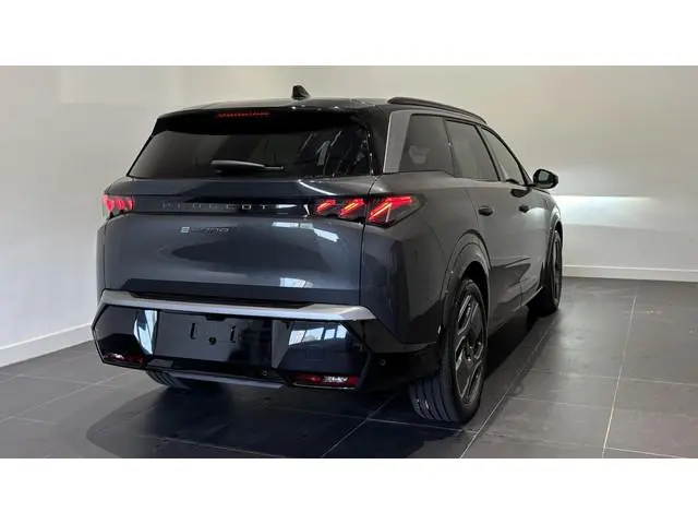 Peugeot e-5008