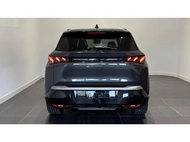Peugeot e-5008