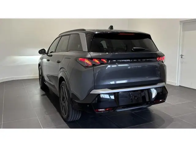 Peugeot e-5008
