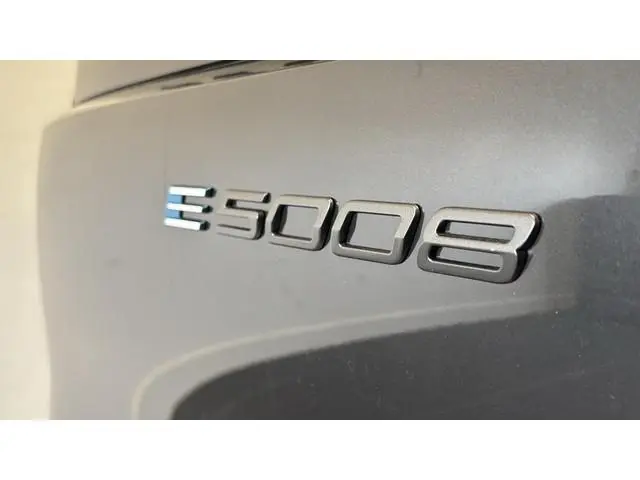 Peugeot e-5008