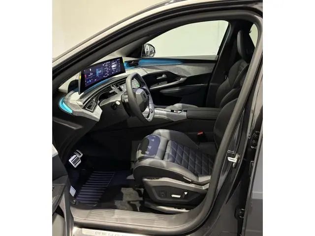 Peugeot e-5008
