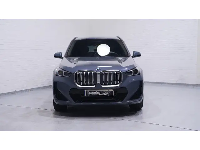 BMW iX1 xDrive30 Launch Edition 67 kWh Shadow-Line NAP Rijklaar Accucertificaat 99%